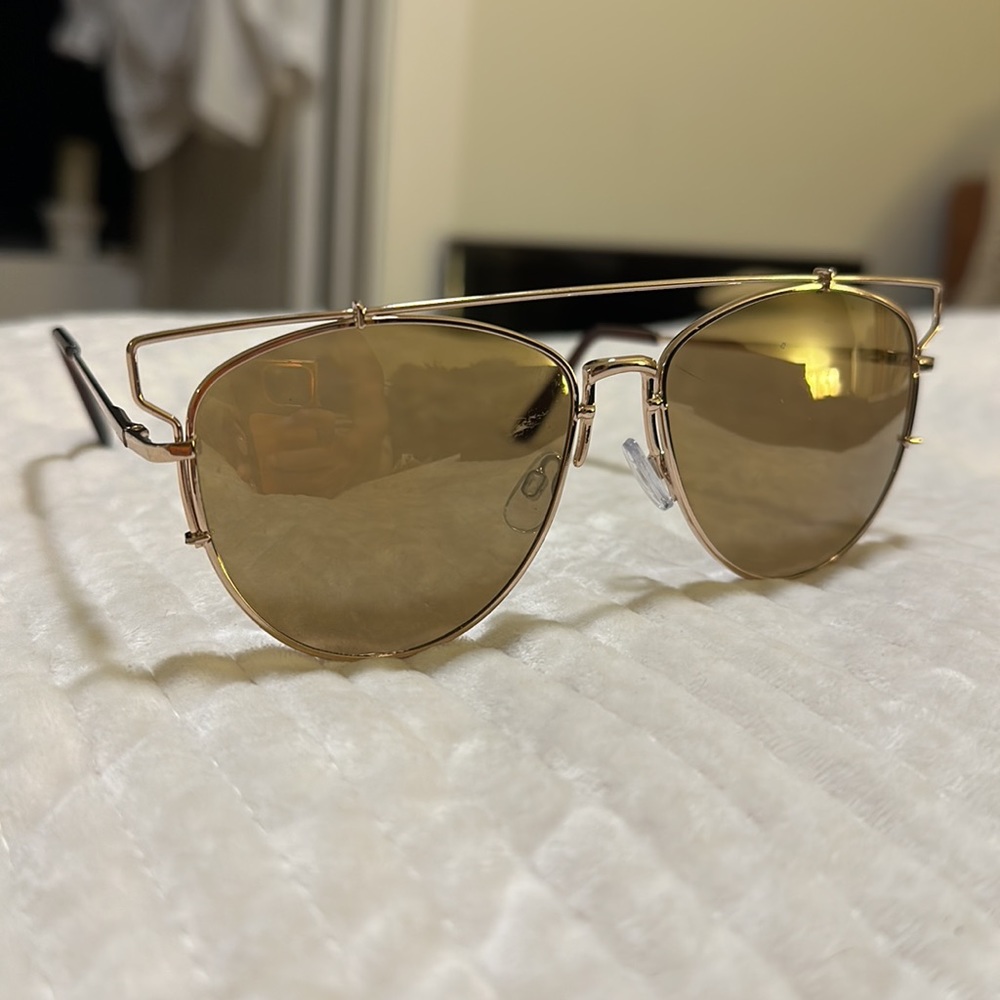 ⭐️Gold sunglasses - Picture 2 of 2